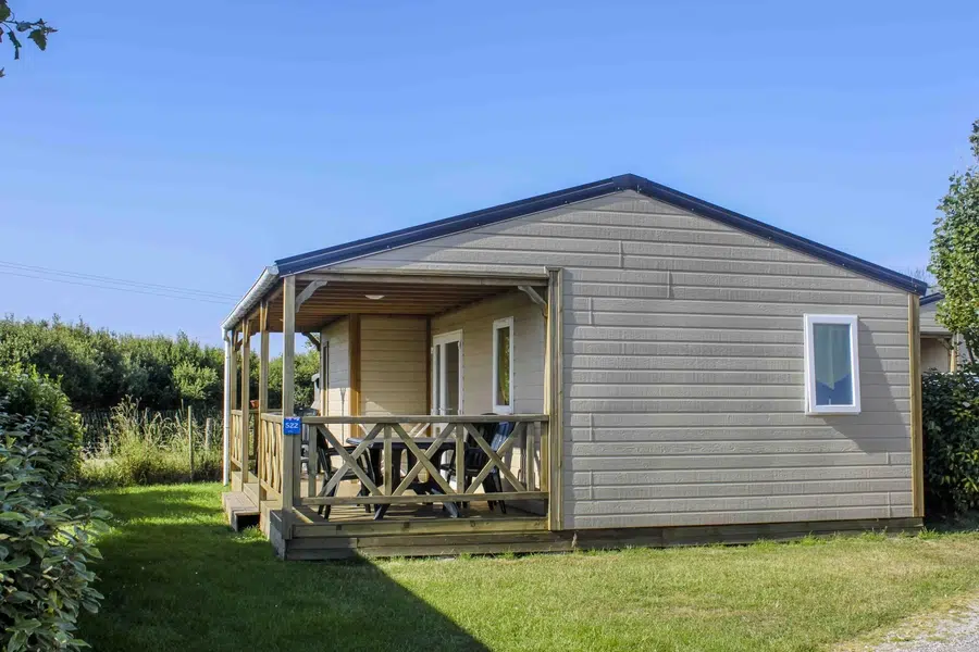 https://www.camping-utahbeach.com/wp-content/uploads/2025/10/Chalet-utah-beach-en-normandie.webp